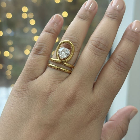 Elegant Open Oval Ring with Sparkling Heart Crystal