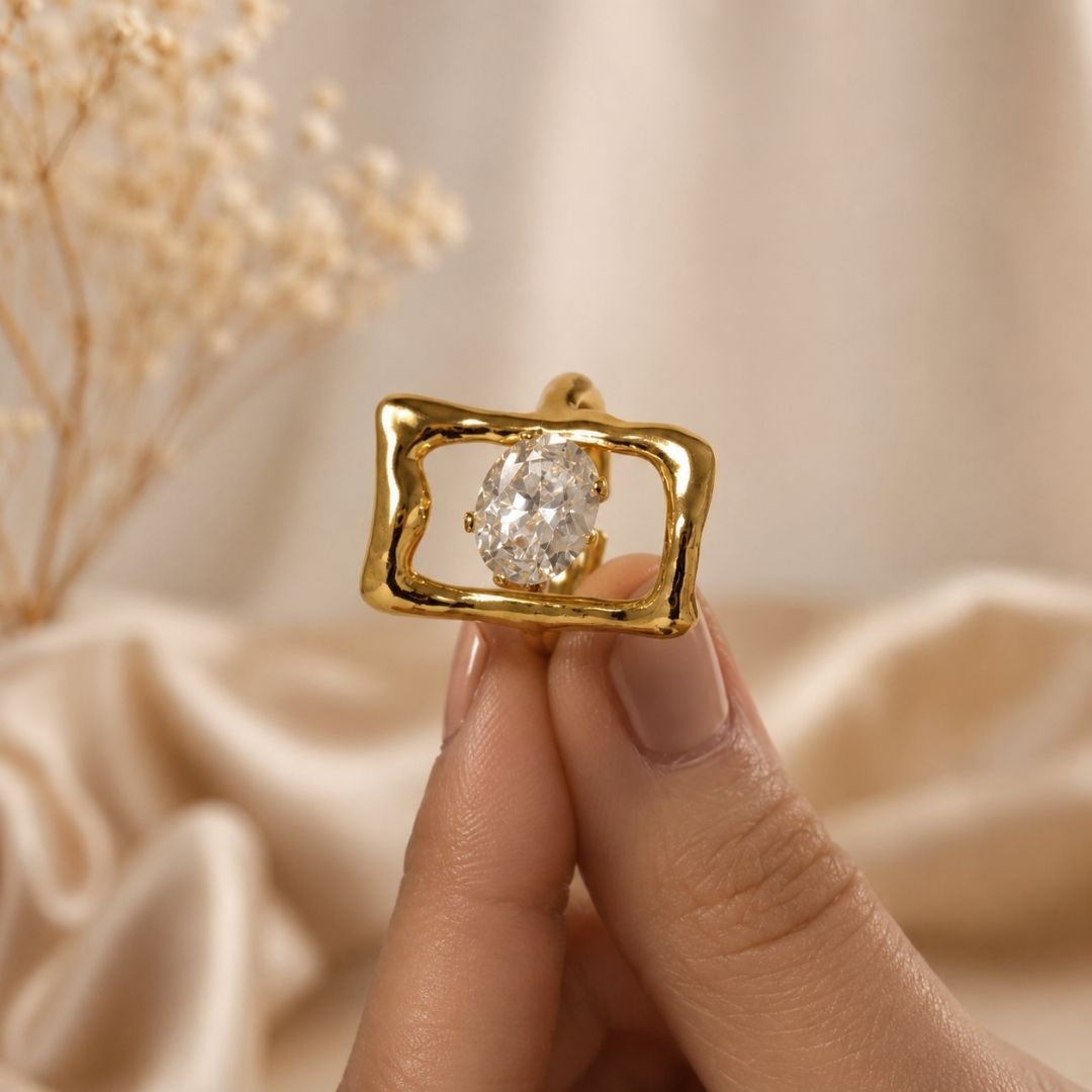 Luxury Gold Statement Ring with Oval Crystal Gemstone – Elegant Fashion Jewelry