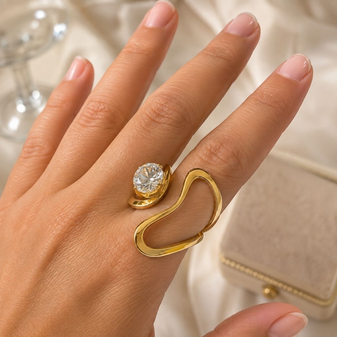 Elegant Gold Statement Ring with Round Crystal – Chic Minimalist Jewelry