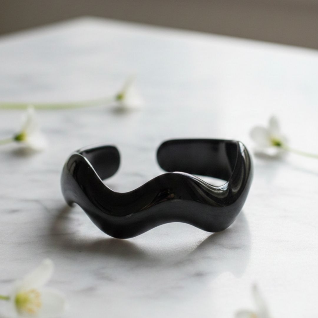 Black Resin Wave Bangle Bracelet for Women – Stylish Minimal Cuff