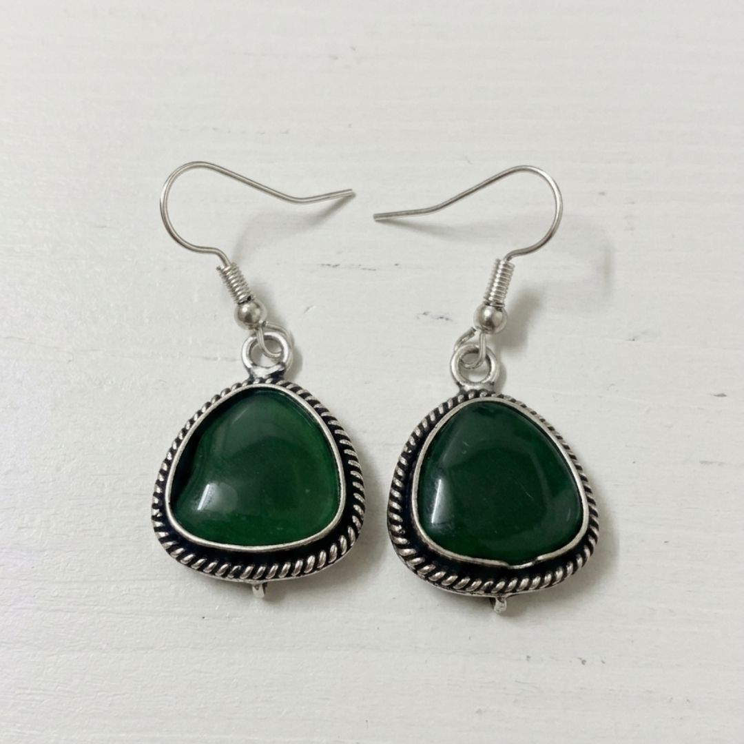Vintage Green Stone Drop Earrings – Antique Silver-Tone Dangle Earrings