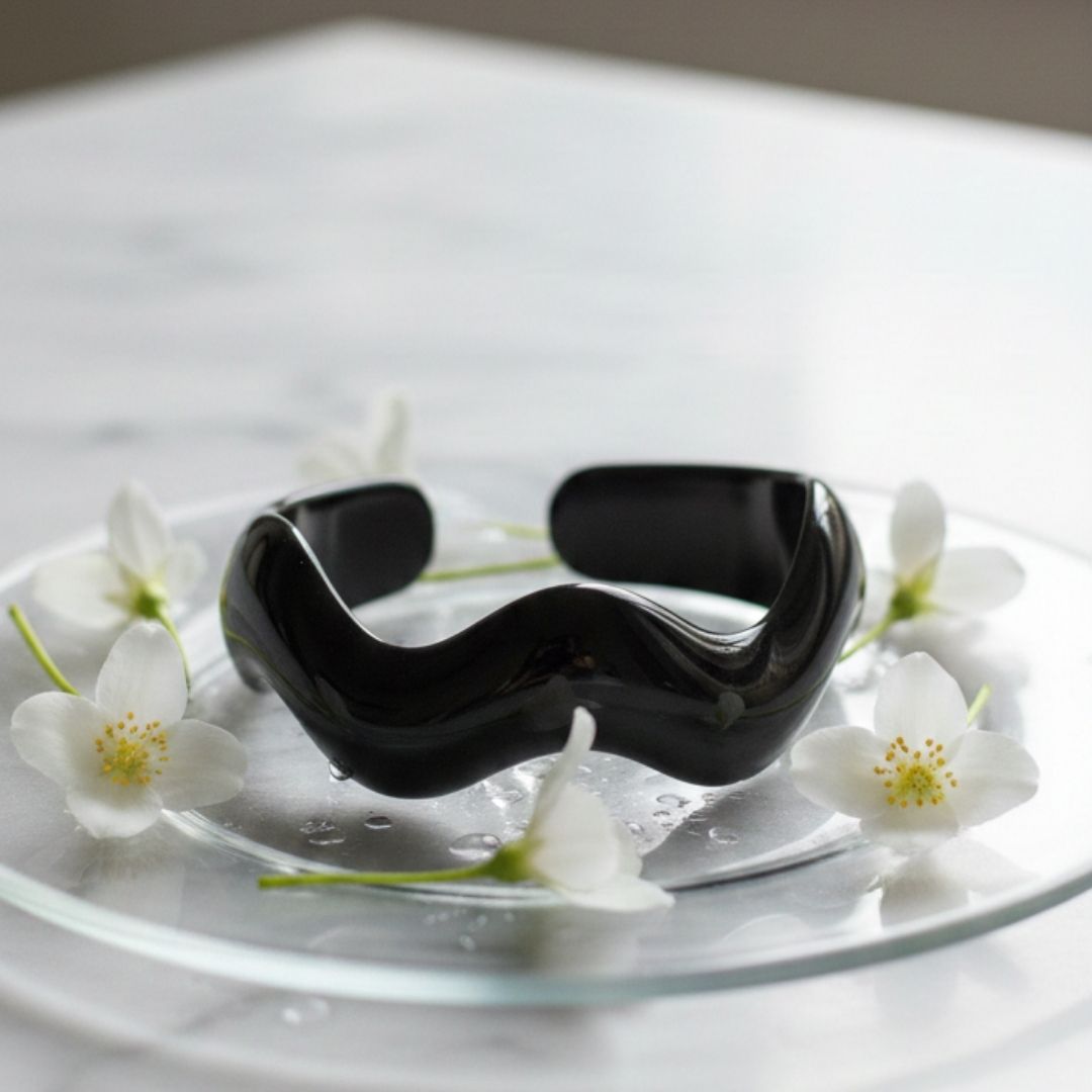 Black Resin Wave Bangle Bracelet for Women – Stylish Minimal Cuff
