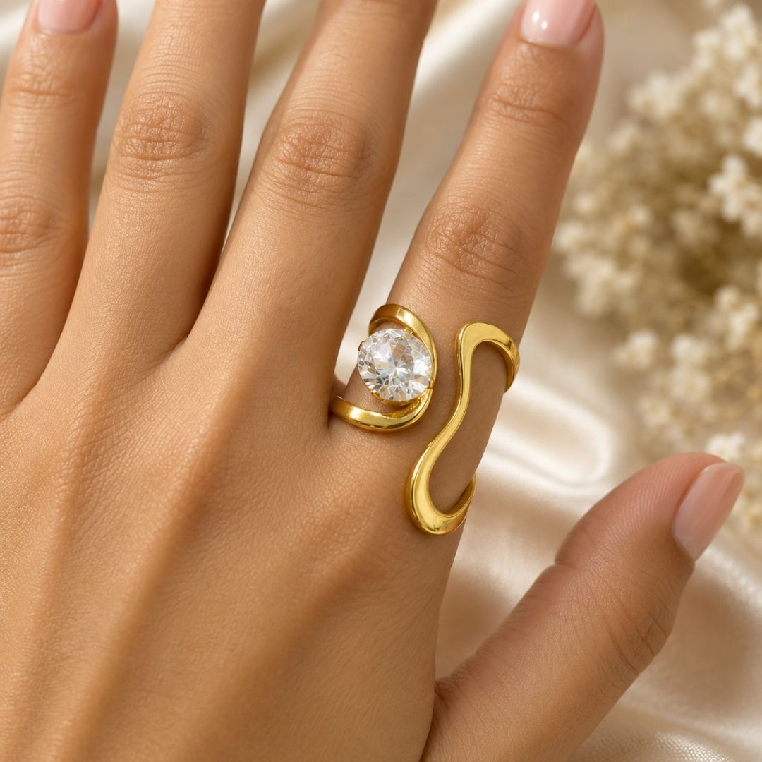 Elegant Gold Statement Ring with Round Crystal – Chic Minimalist Jewelry
