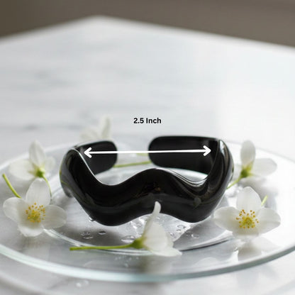 Black Resin Wave Bangle Bracelet for Women – Stylish Minimal Cuff