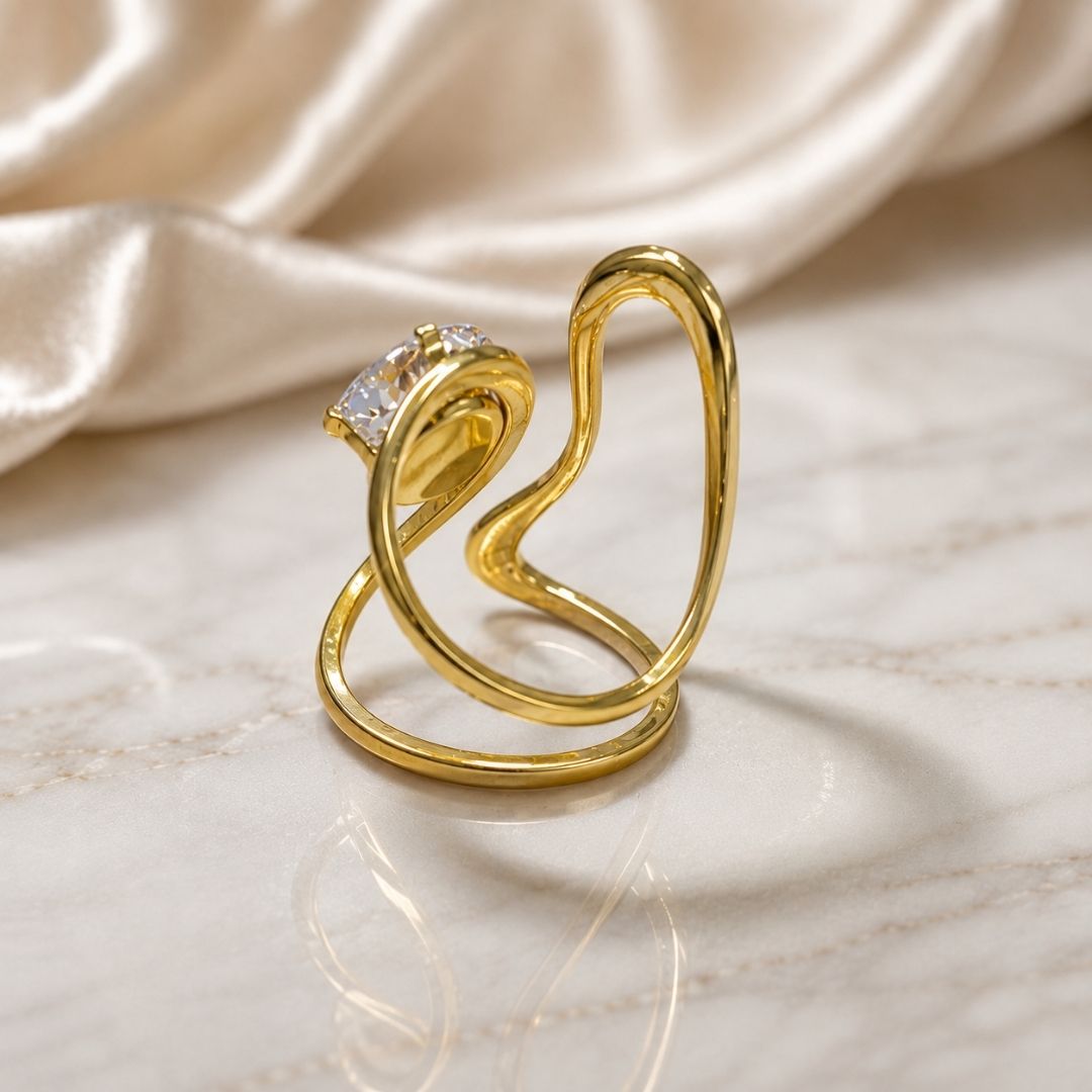 Elegant Gold Statement Ring with Round Crystal – Chic Minimalist Jewelry