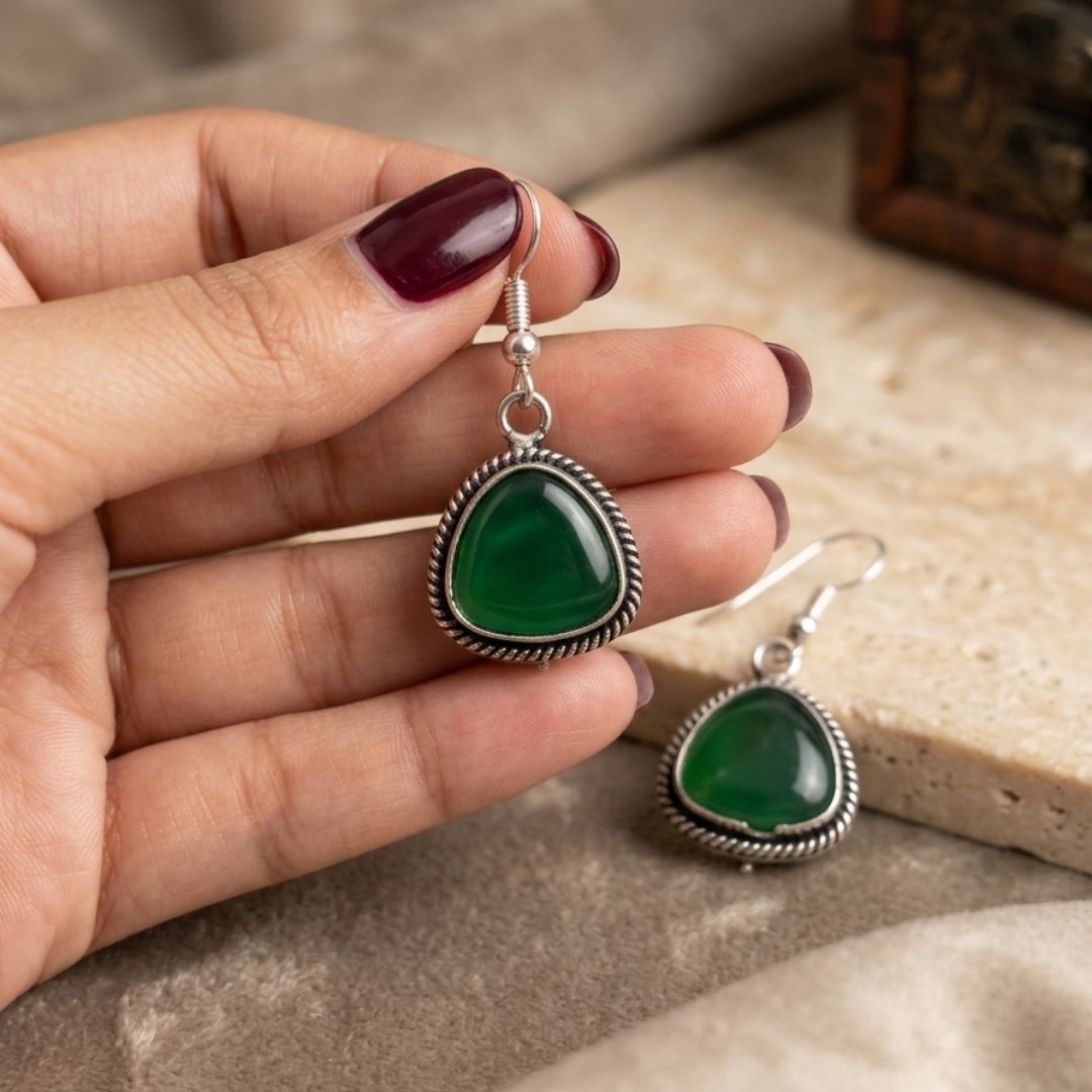 Vintage Green Stone Drop Earrings – Antique Silver-Tone Dangle Earrings