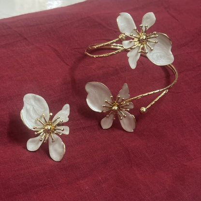 Elegant Floral Armlet with Ring Combo – Gold-Tone Bracelet with Pearl Petal Design
