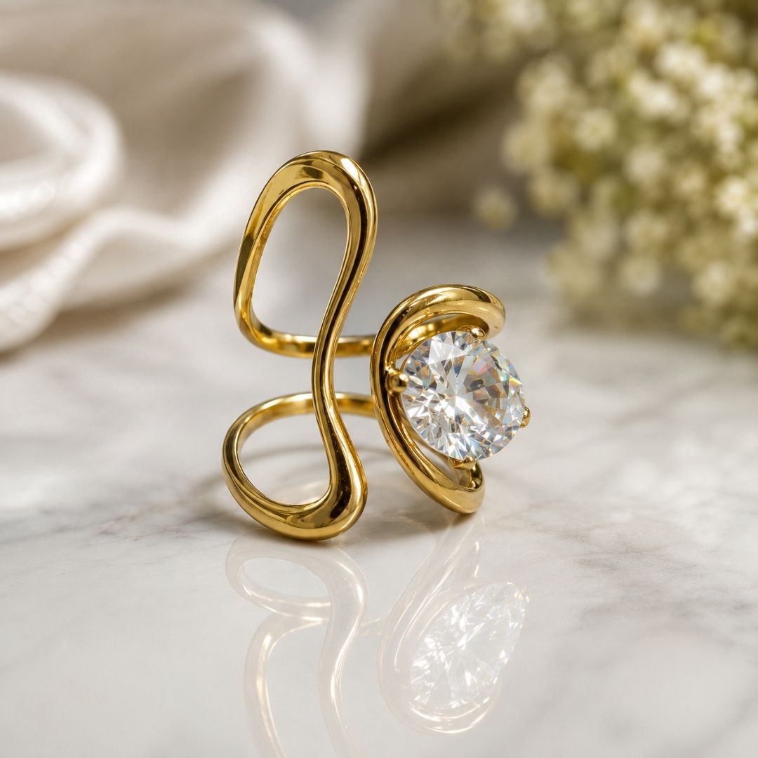 Elegant Gold Statement Ring with Round Crystal – Chic Minimalist Jewelry