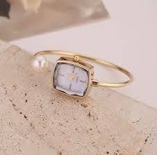 Fashionable Mother-of-Pearl Diamond Pointer Bracelet Watch