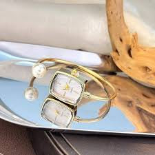 Fashionable Mother-of-Pearl Diamond Pointer Bracelet Watch