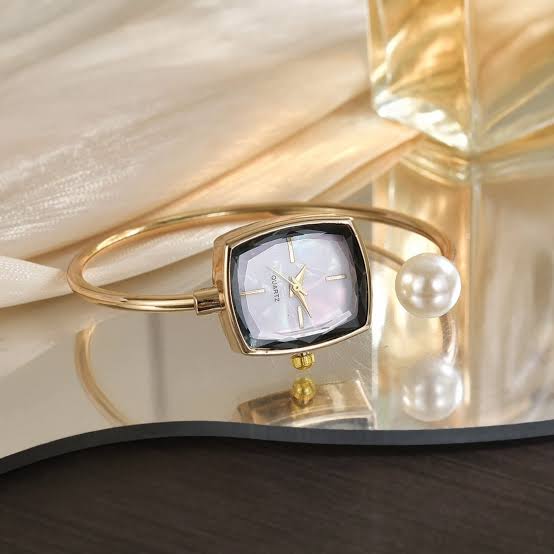 Fashionable Mother-of-Pearl Diamond Pointer Bracelet Watch