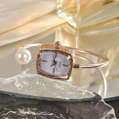 Fashionable Mother-of-Pearl Diamond Pointer Bracelet Watch
