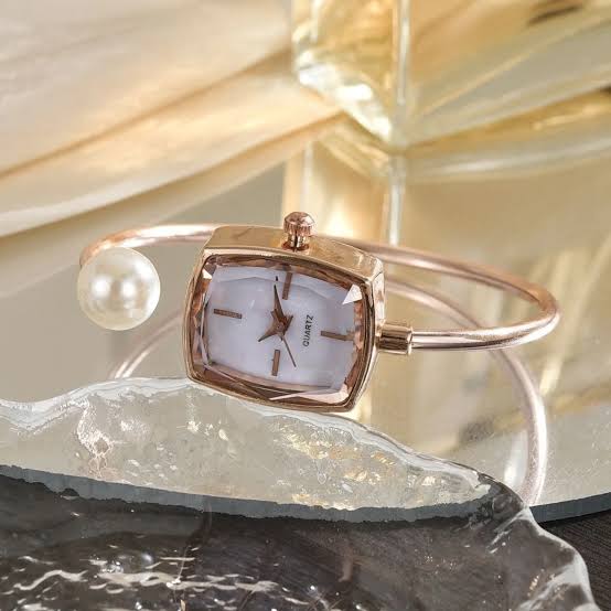 Fashionable Mother-of-Pearl Diamond Pointer Bracelet Watch