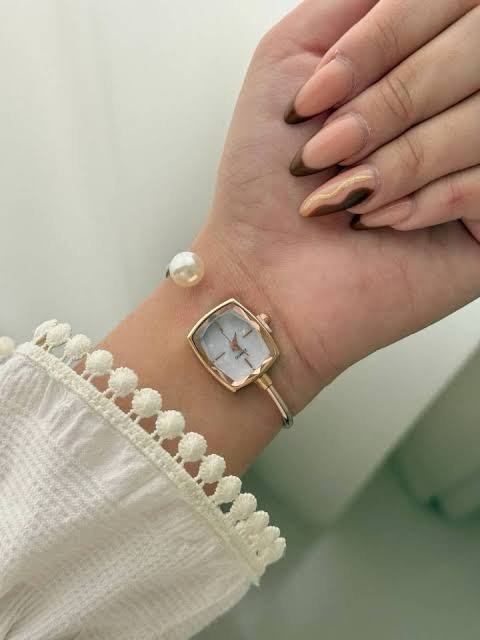 Fashionable Mother-of-Pearl Diamond Pointer Bracelet Watch