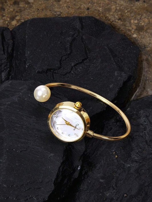 Fashionable Mother-of-Pearl Diamond Pointer Bracelet Watch