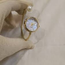 Fashionable Mother-of-Pearl Diamond Pointer Bracelet Watch
