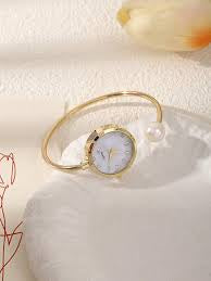 Fashionable Mother-of-Pearl Diamond Pointer Bracelet Watch