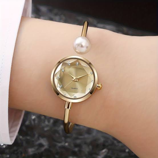 Fashionable Mother-of-Pearl Diamond Pointer Bracelet Watch