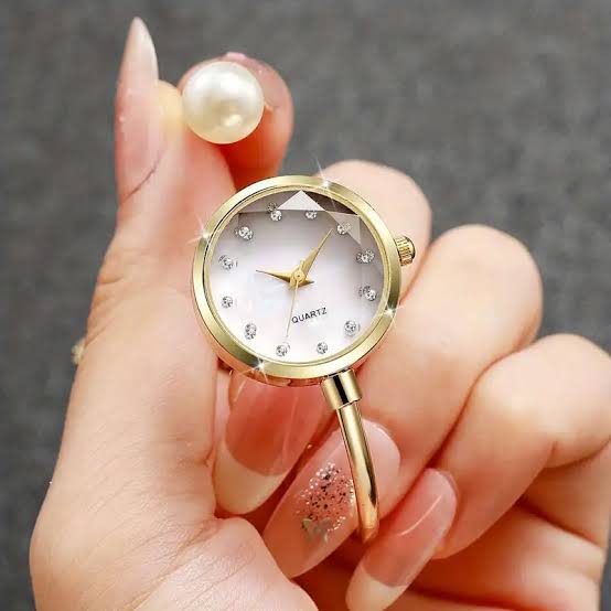 Fashionable Mother-of-Pearl Diamond Pointer Bracelet Watch