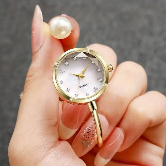 Fashionable Mother-of-Pearl Diamond Pointer Bracelet Watch