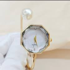 Fashionable Mother-of-Pearl Diamond Pointer Bracelet Watch