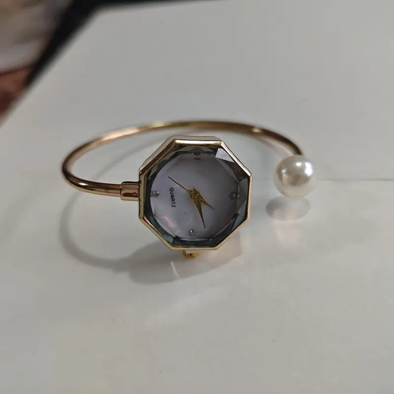 Fashionable Mother-of-Pearl Diamond Pointer Bracelet Watch