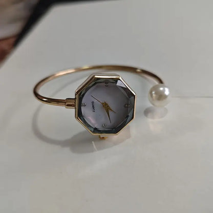 Fashionable Mother-of-Pearl Diamond Pointer Bracelet Watch