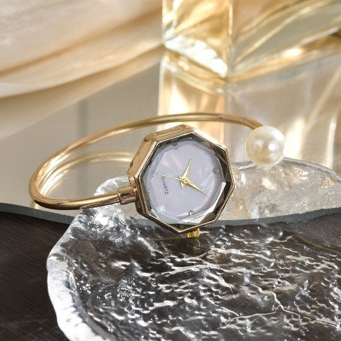 Fashionable Mother-of-Pearl Diamond Pointer Bracelet Watch