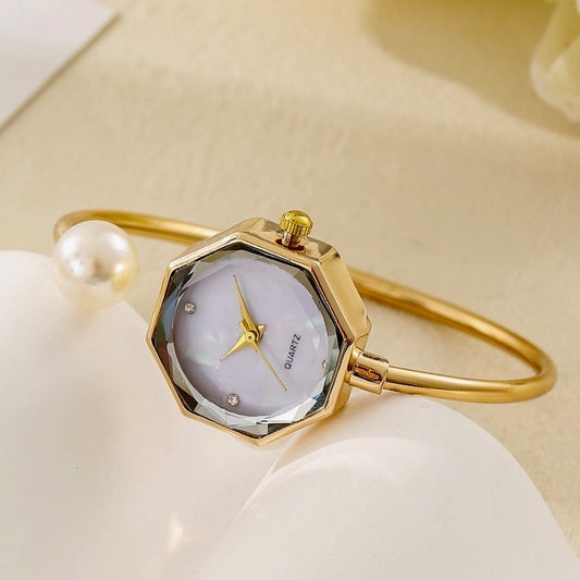 Fashionable Mother-of-Pearl Diamond Pointer Bracelet Watch