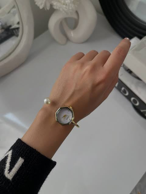 Fashionable Mother-of-Pearl Diamond Pointer Bracelet Watch