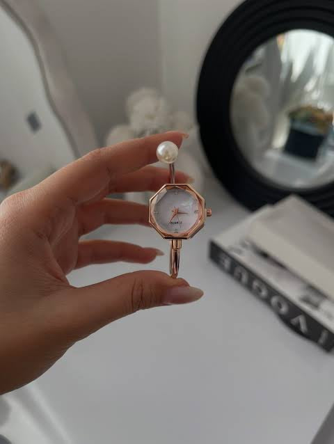 Fashionable Mother-of-Pearl Diamond Pointer Bracelet Watch